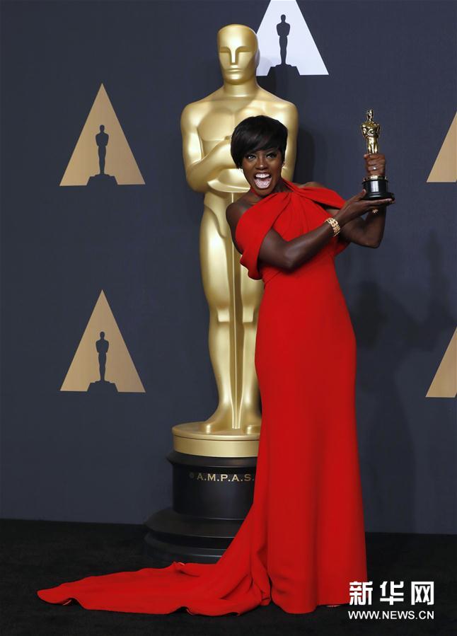 組圖：第89屆奧斯卡頒獎禮 獲獎眾星手捧小金人