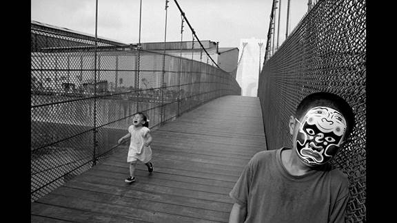 說明: Macintosh HD:Users:chendong:Desktop:張乾琦 工作坊:工作坊:官方作品:中文圖說:不存在的戰(zhàn)爭:6. 張乾琦，“不存在的戰(zhàn)爭”視頻截圖，2017.jpg