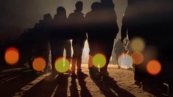 說明: Macintosh HD:Users:chendong:Desktop:張乾琦 工作坊:工作坊:官方作品:中文圖說:AZMA:5. 張乾琦，“AZMA”視頻截圖，2017 .jpg