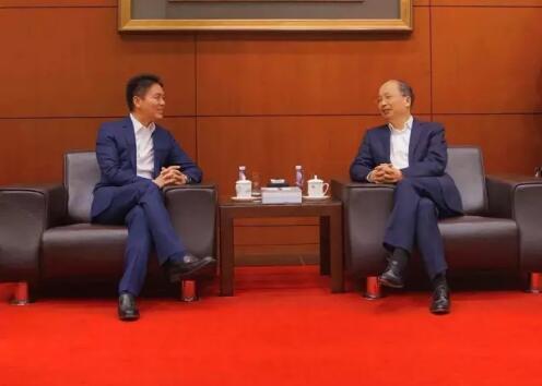 中國工商銀行董事長(zhǎng)易會(huì)滿和京東集團(tuán)董事局主席兼首席執(zhí)行官劉強(qiáng)東見證了雙方合作協(xié)議的簽署。 