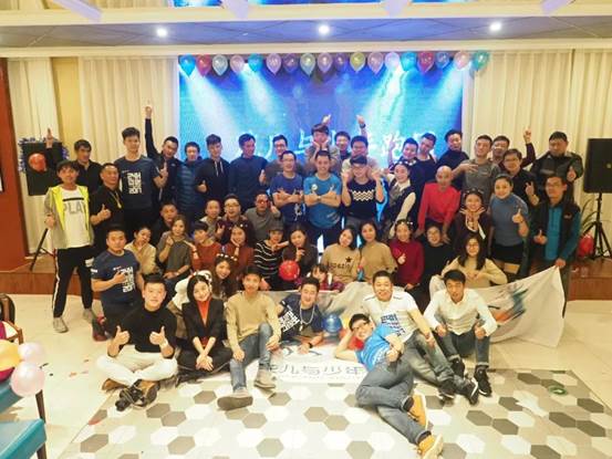 說明: C:Userswangq1317Desktop（新聞）2018甜蜜跑即將起跑，賽道跑團加油站成為最大亮點（新聞）2018甜蜜跑即將起跑，賽道跑團加油站成為最大亮點花兒與少年跑團.jpg