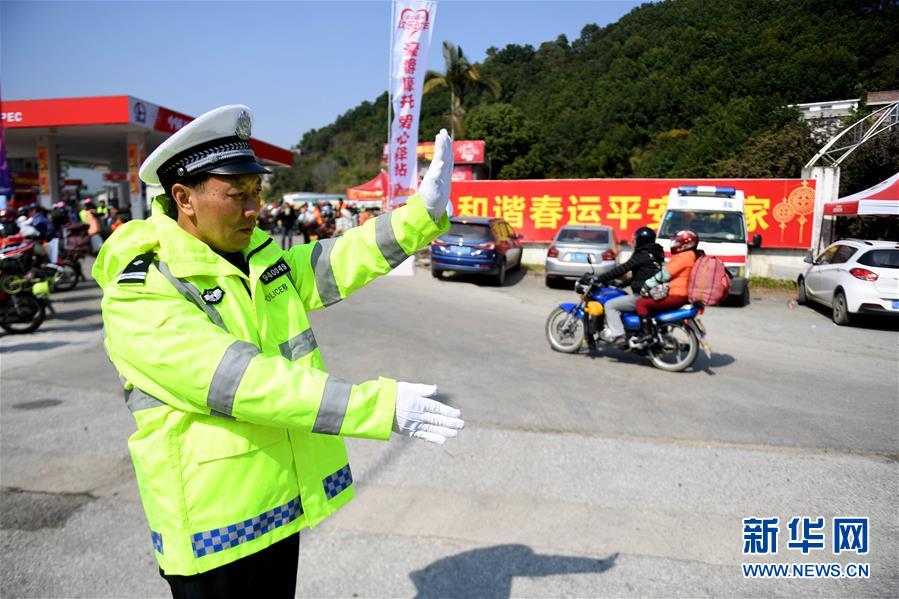 （關(guān)注春運(yùn)）（1）堅守春運(yùn)17載 溫暖鐵騎返鄉(xiāng)路