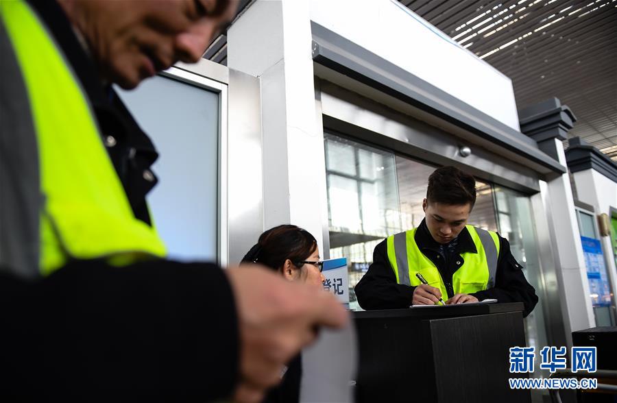 （關(guān)注春運·圖片故事）（3） 奔跑吧！高鐵送餐小哥