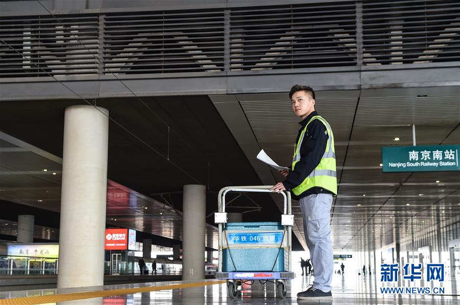 （關(guān)注春運·圖片故事）（7） 奔跑吧！高鐵送餐小哥