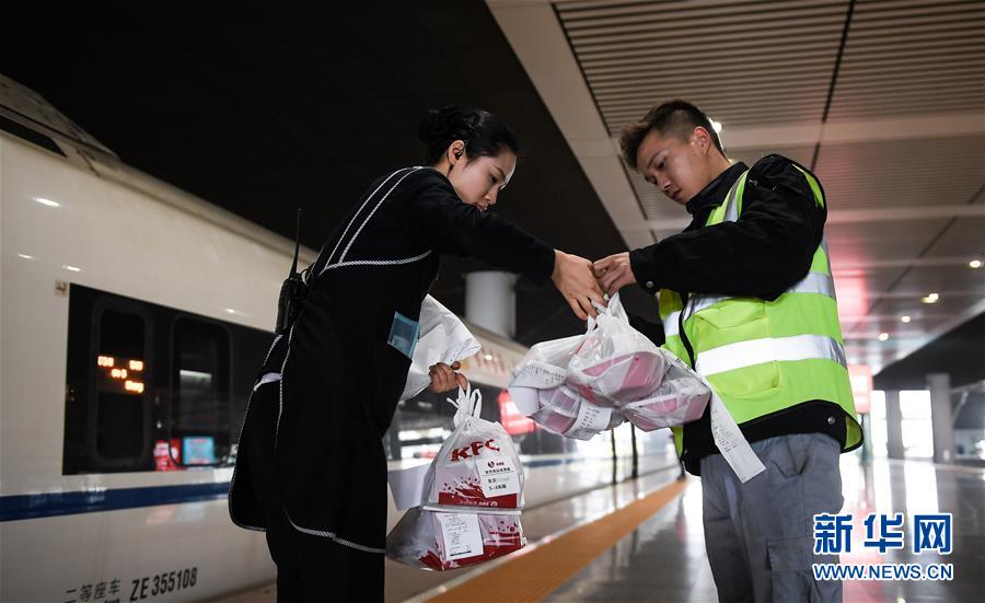（關注春運·圖片故事）（8） 奔跑吧！高鐵送餐小哥