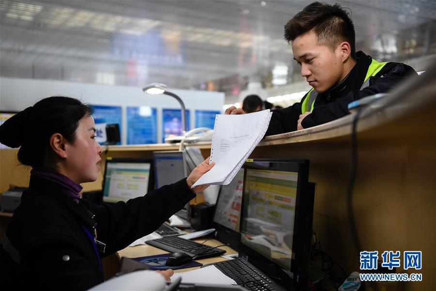 （關(guān)注春運·圖片故事）（1） 奔跑吧！高鐵送餐小哥