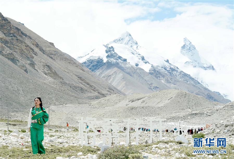 （文化）（5）“格?；ㄩ_”西藏民族服飾秀亮相珠峰大本營(yíng)