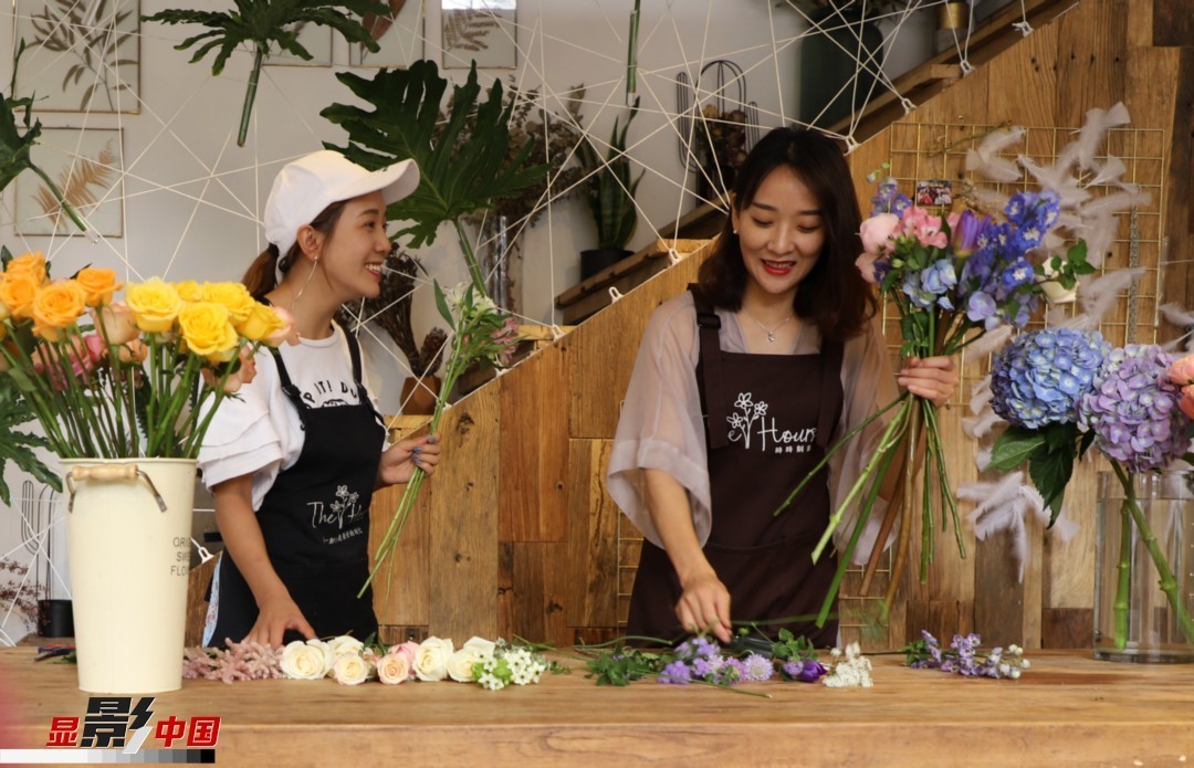 “昆明是鮮花的原產(chǎn)地，有亞洲最大的鮮切花交易市場，可以說具備開花店的天時地利；另外和很多女孩一樣，我從小也就有開花店的夢想！”說起當(dāng)初的決定，王黎媛說一是因為夢想，另外也跟昆明這個城市產(chǎn)花、賣花的“基因”有關(guān)。圖為王黎媛和同事在制作花束。新華網(wǎng) 周亞平/攝 念新洪/文