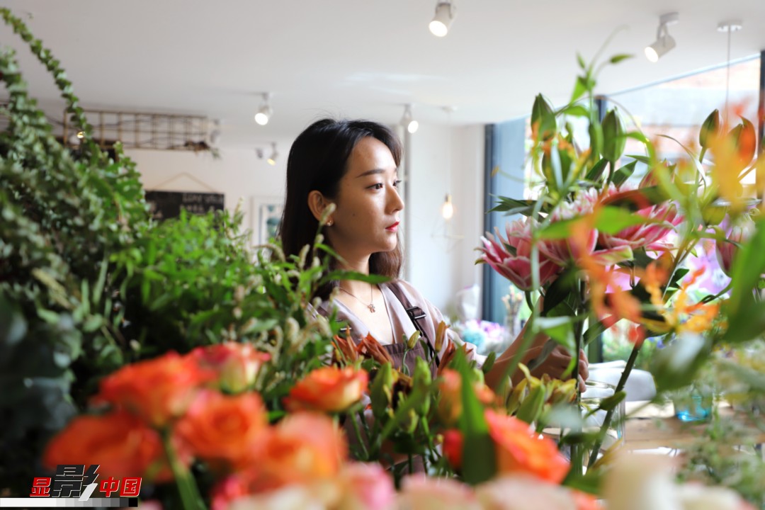 每天和花打交道是一個幸福的職業(yè)，但同時也充滿壓力和挑戰(zhàn)，“花在呈現(xiàn)給客人的那一瞬間是美好的，但前面的每一個步驟都是很辛苦的。”王黎媛說，花藝是最原始的手工藝產(chǎn)品，沒有辦法機械化、流程化和規(guī)?；?，必須要用雙手一點點地賦予其生命和美感。圖為王黎媛在挑選制作花束的鮮花。新華網(wǎng) 周亞平/攝 念新洪/文