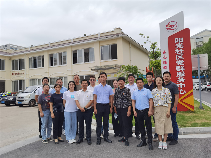 走進社區(qū).jpg