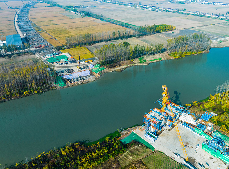 3、跨通榆河特大橋東主墩下部結(jié)構(gòu)施工結(jié)束，并完成制箱梁節(jié)段2個(gè)；西主墩樁基全部完成，即將開(kāi)始承臺(tái)施工.jpg