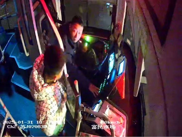 小孩上車(chē).jpg