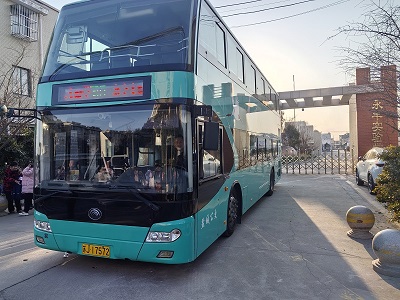 車輛放學后?？吭谟镭S實驗學校門口.jpg