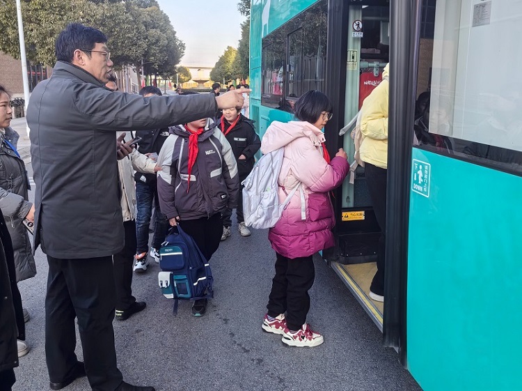 新洋第二實驗學校祝校長引導(dǎo)學生上車.jpg