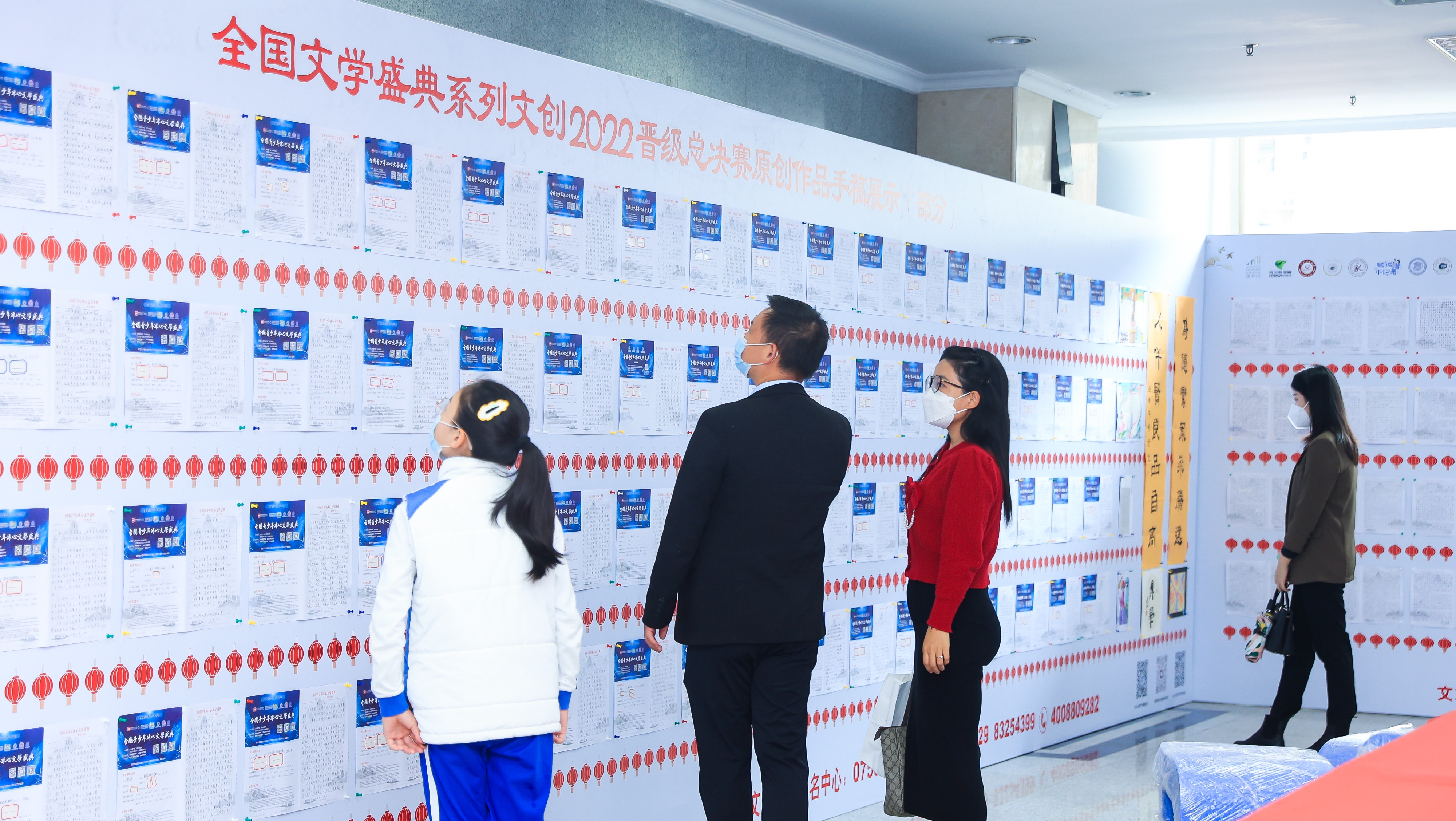 與會的領(lǐng)導(dǎo)嘉賓、師生文友共同走進全國文學(xué)盛典年度慶典現(xiàn)場展示區(qū)